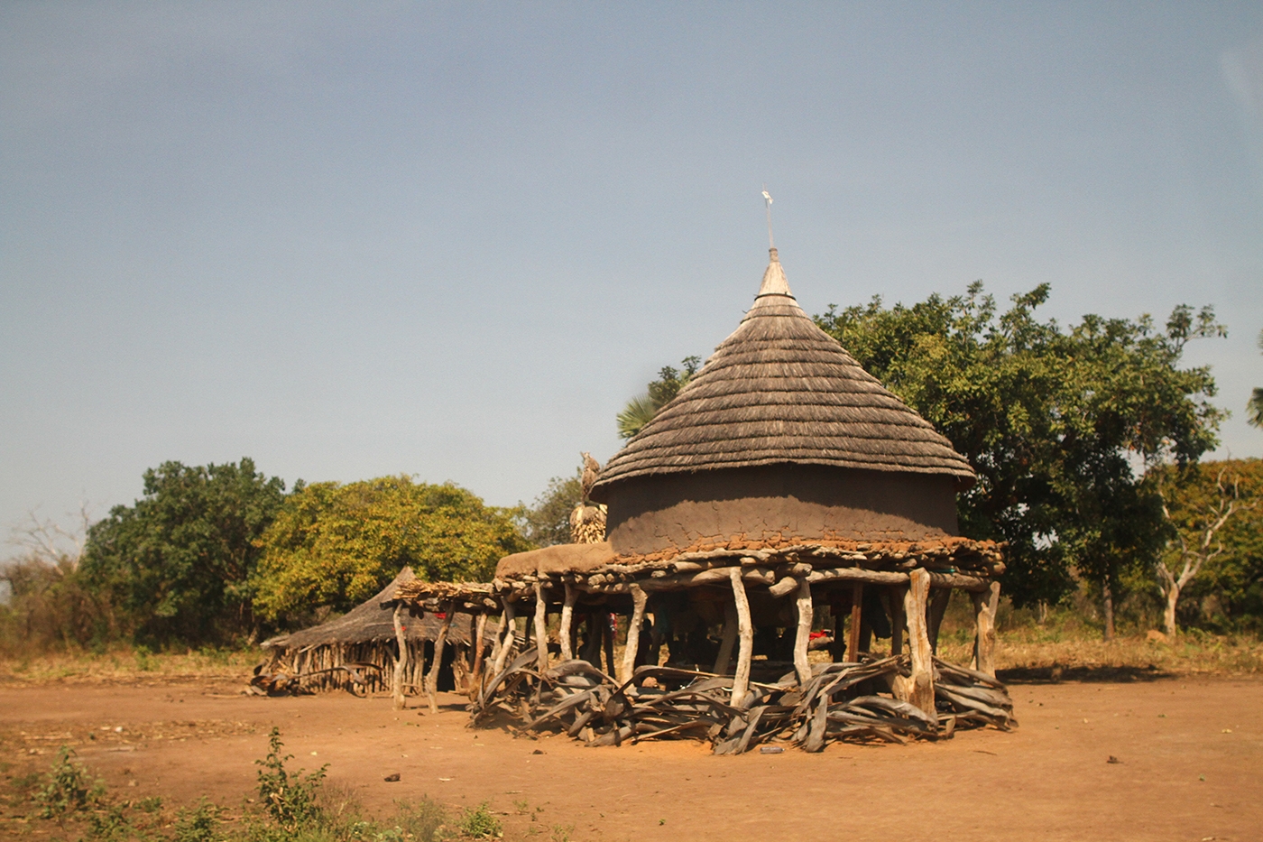 Constructing a traditional type hut at Malakal, Southern Sudan - South  Sudan. Finished huts in the background Stock Photo - Alamy